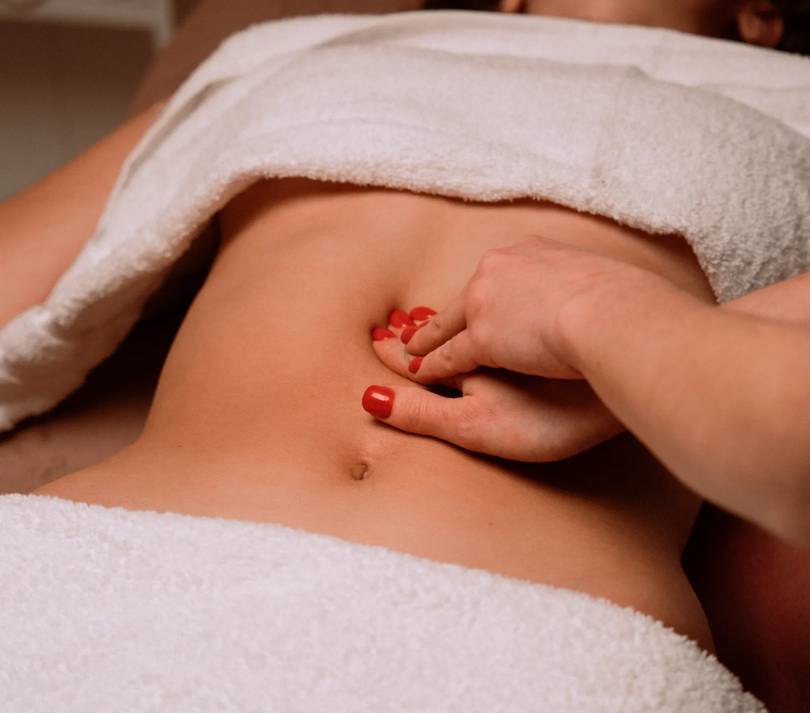 Body-focused slimming massage with invigorating strokes